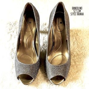 Bandolino women light gold metallic High heel peep toe pump style RAINAA Sz 5.5M